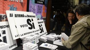 Lanzamiento de campaña del plebiscito seguridad social en el Teatro El Galpón. Archivo