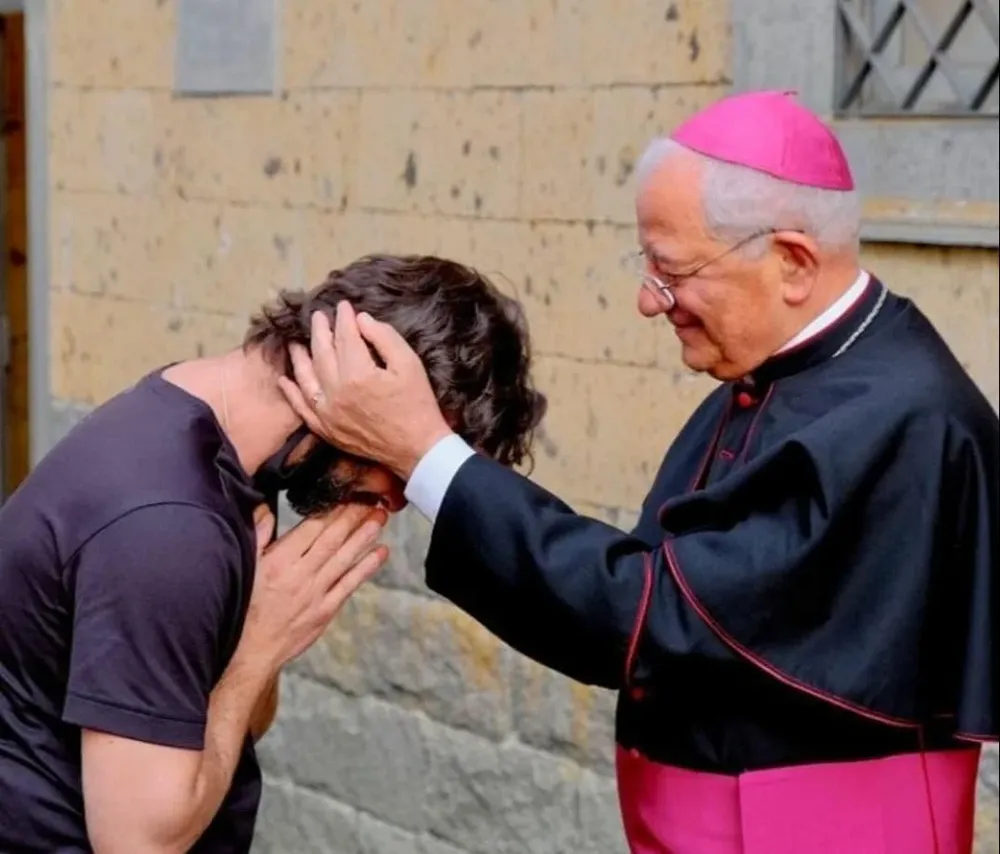 El cura se despide de la iglesia