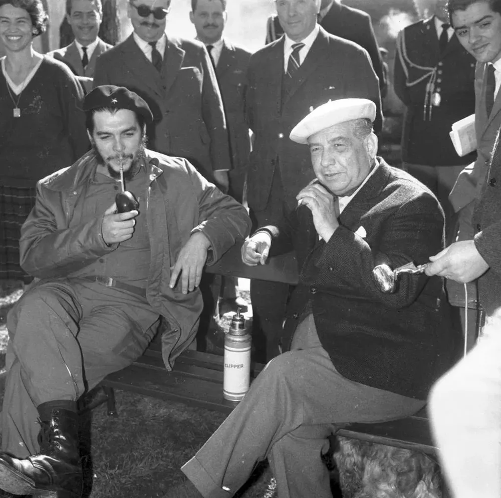 Ernesto Che Guevara y Eduardo Víctor Haedo, presidente del Consejo Nacional de Gobierno, toman mate en La Azotea, Punta del Este, en agosto de 1961, tras una reunión de un organismo de la OEA