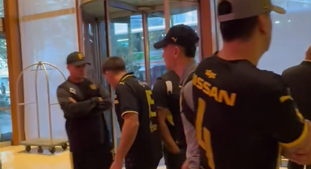 Franco Escobar con hinchas de Peñarol en Buenos Aires