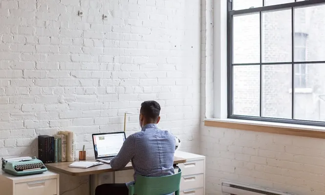 Cómo influyen los colores en el desempeño laboral