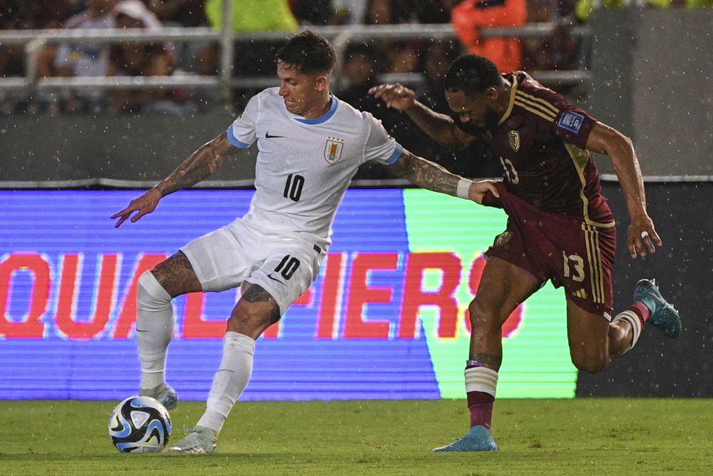 Brian Rodríguez de la selección de Uruguay ante José Martínez de Venezuela Brian Rodríguez de la selección de Uruguay ante José Martínez de Venezuela