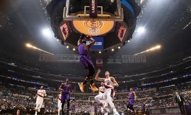 Los 44 tantos de LeBron James de ayer lo dejan en podio de honor