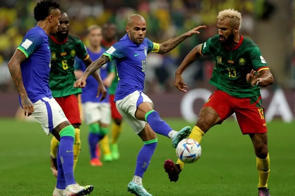 Brasil juega tranquilo mientras que Camerún se juega la vida