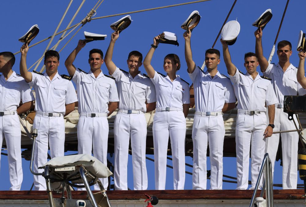 La princesa Leonor saluda junto a otros guardiamarinas en el arribo del buque Elcano al puerto de Cartagena de Indias, en Colombia. EFE
