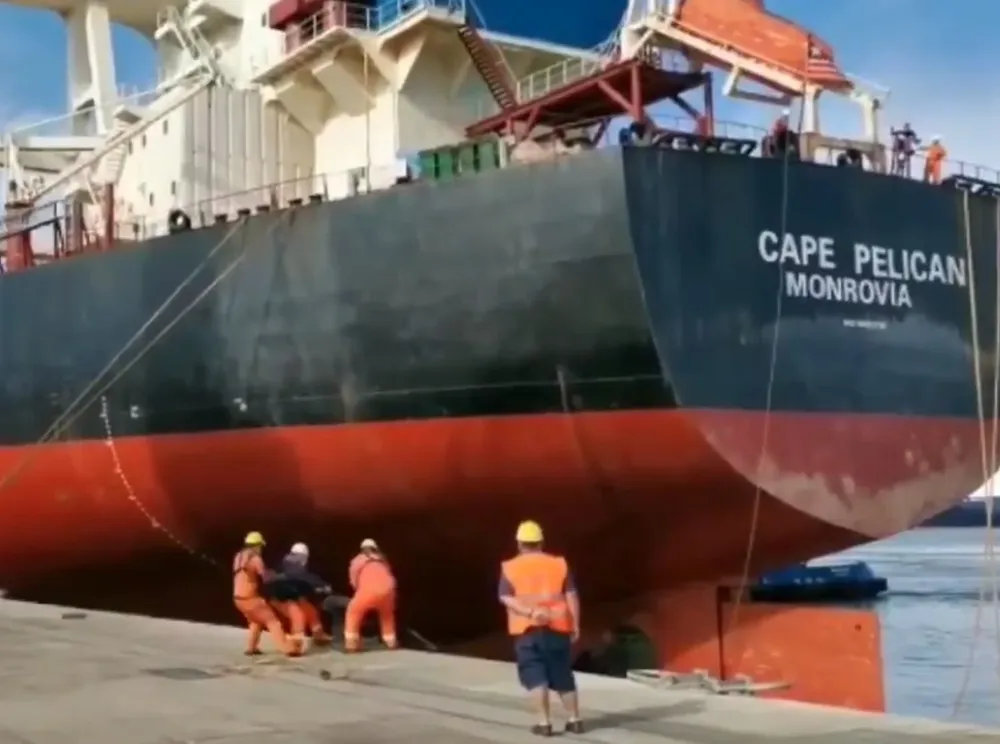 El buque Cape Pelican en el puerto de Montevideo