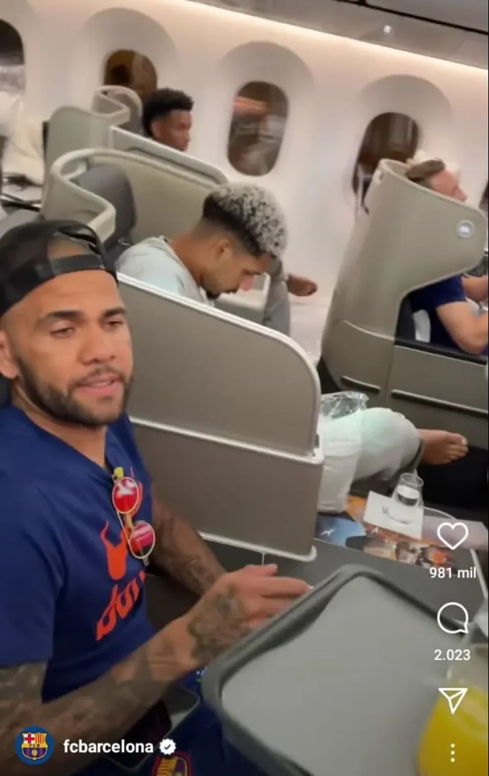 Ronald Araujo y Dani Alves en viaje a Australia con FC Barcelona
