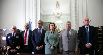 De izquierda a derecha: el director nacional de Aviación Civil e Infraestructura Aeronáutica de Uruguay, Leonardo Blengini; Franco Mogetta; Daniel Scioli; Diana Mondino; el embajador del Uruguay en Argentina, Carlos Enciso y el subsecretario de Transporte y Obras Públicas de Uruguay, Juan José Olaizola