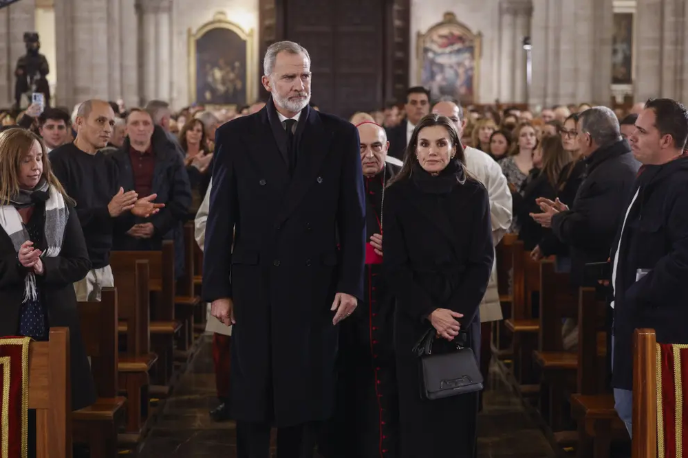El Rey Felipe VI y la Reina Letizia, entre los familiares de las víctimas de la DANA, en la Catedral de Valencia.