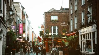 Emigrar a Irlanda ofrece una excelente oportunidad para profesionales en busca de empleo con un sueldo de 2800 euros mensuales.