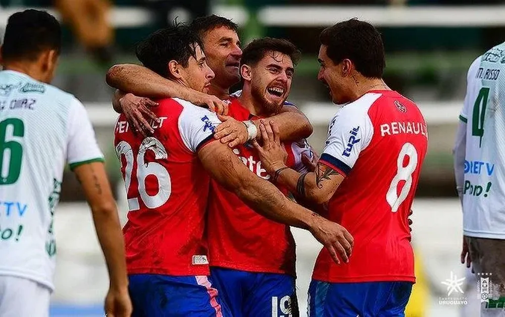 Neves, Méndez y Bergessio festejan junto a Trezza, autor del empate tricolor