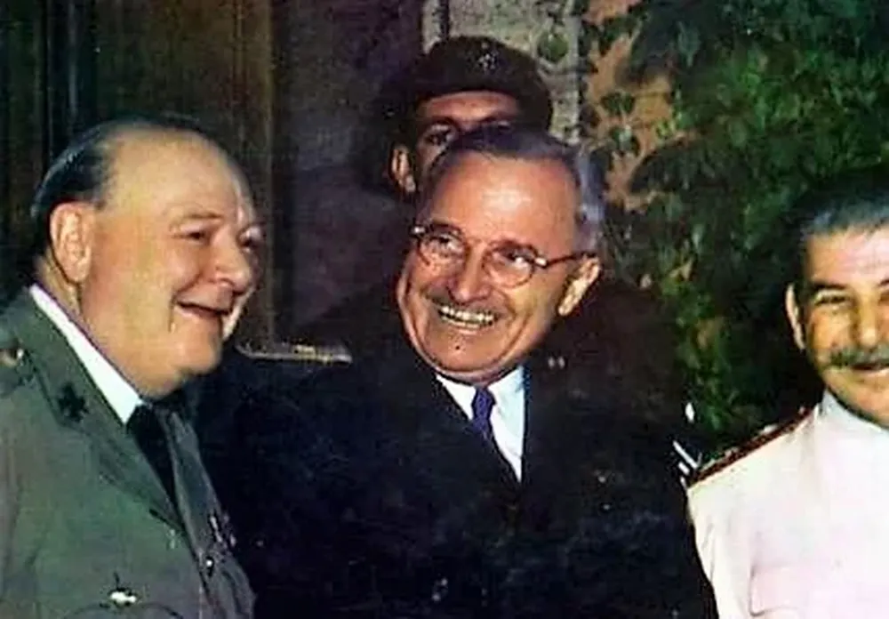 Winston Churchill, Harry S. Truman y Iosif Stalin en Potsdam, Alemania, julio de 1945