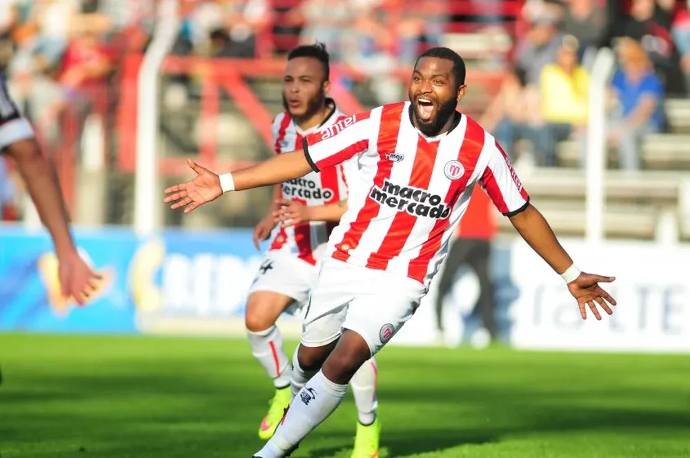 Santiago García y uno de sus festejos en el Apertura 2015