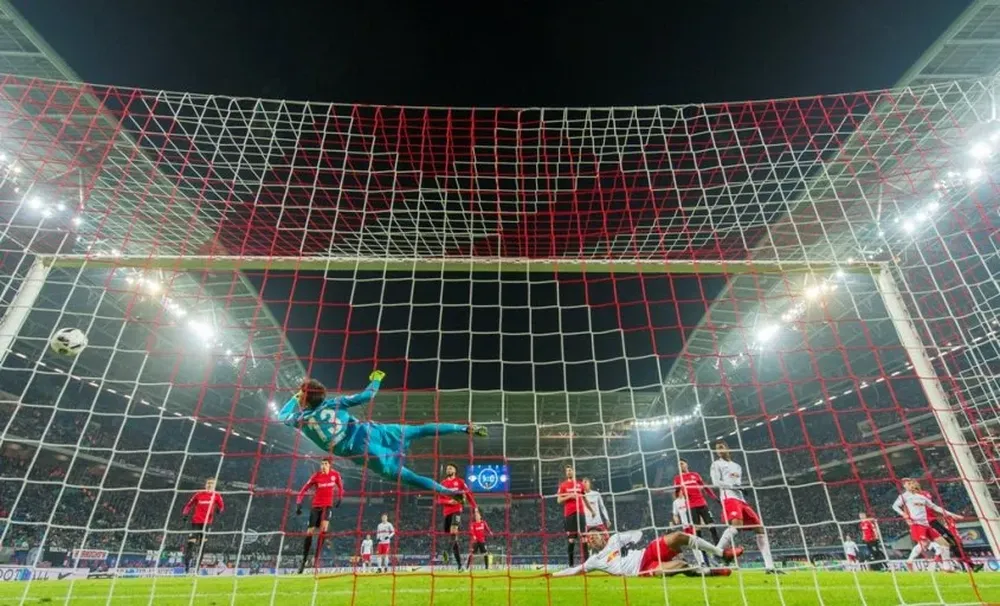 El RasenBallsport goleò 3-0 a Eintracht Francfort, en Leipzig y sigue escolta de Bayern Múnich