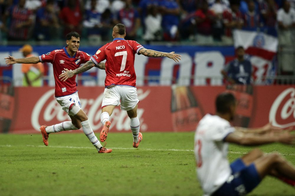 Nicolás López de Nacional celebra su gol a Bahia con Lucas Villalba por Copa Libertadores Nicolás López de Nacional celebra su gol a Bahia con Lucas Villalba por Copa Libertadores