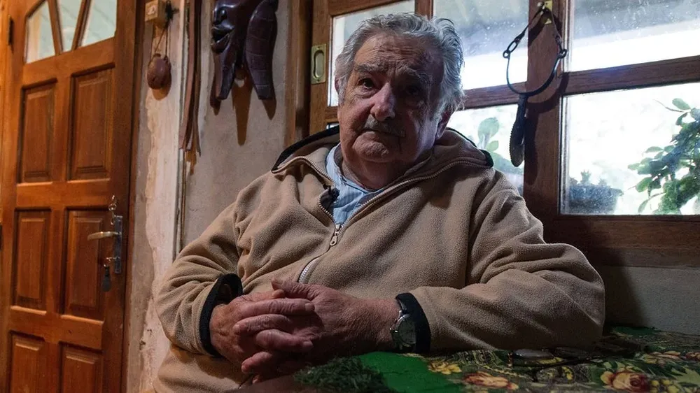 El expresidente uruguayo José Mujica donó casi el 90% de su sueldo a organizaciones de caridad. Según su declaración de bienes, tenía una finca, dos viejos autos Volkswagen nullescarabajonull y tres tractores.