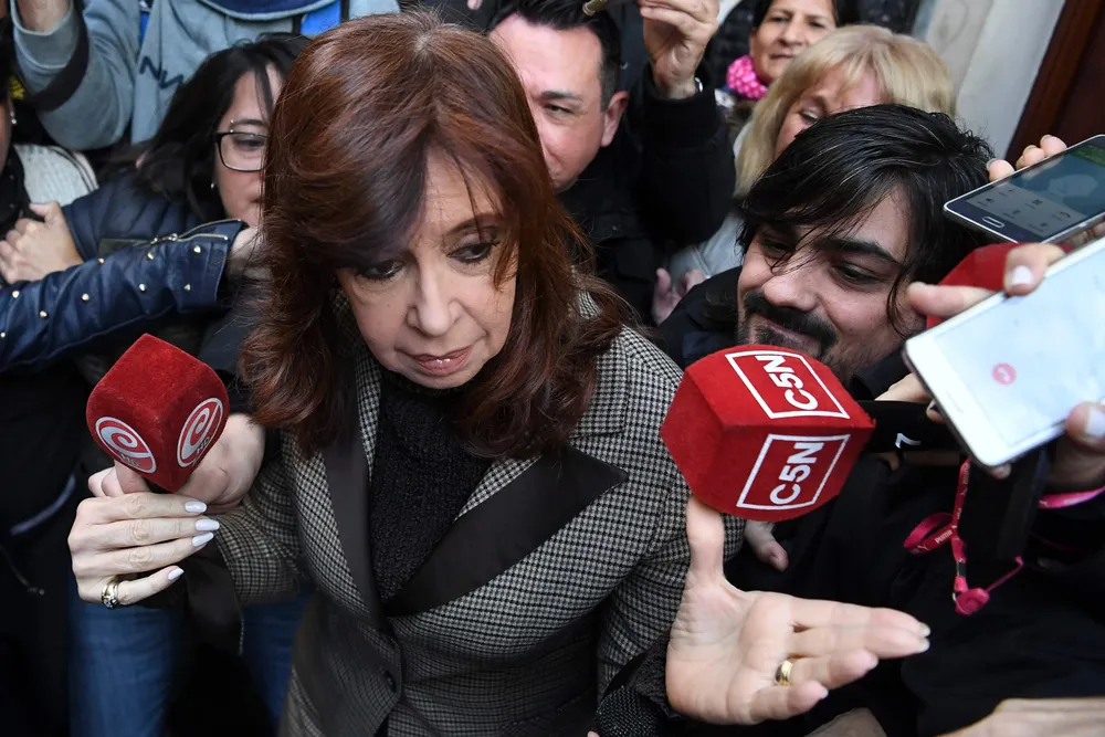 Former Argentina president Cristina Kirchner leaves her appartment on her way to court  in Buenos Aires, Argentina, on August 13, 2018. Kirchner appears before judge running inquiry into corruption notebooks case. / AFP / EITAN ABRAMOVICH