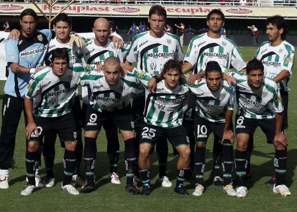 Sebastián Fernández con Banfield campeón de Argentina en 2009; arriba, aparece al lado del arquero, el colombiano James Rodríguez y a su lado, el staunch técnico de Juventud de Las Piedras, Sebastián Méndez; abajo, en los flancos del delantero, aparece el uruguayo Santiago Silva de un lado, y Walter Ervitti del otro