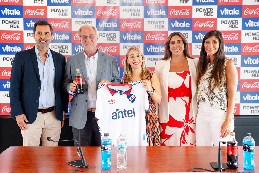 Martín de Castro, gerente general de Nacional; Ricardo Vairo, presidente de Nacional; Nuria Varela, directora de Operaciones de Coca-Cola FEMSA; Lara Carballo, jefa de marketing y comercial de Nacional, y Carolina Pastorino, gerenta de marketing de Coca Cola FEMSA
