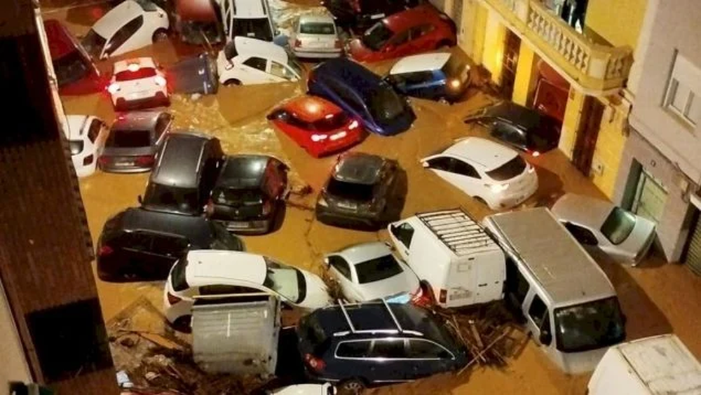 Gran cantidad de vehículos arrastrados por la corriente.