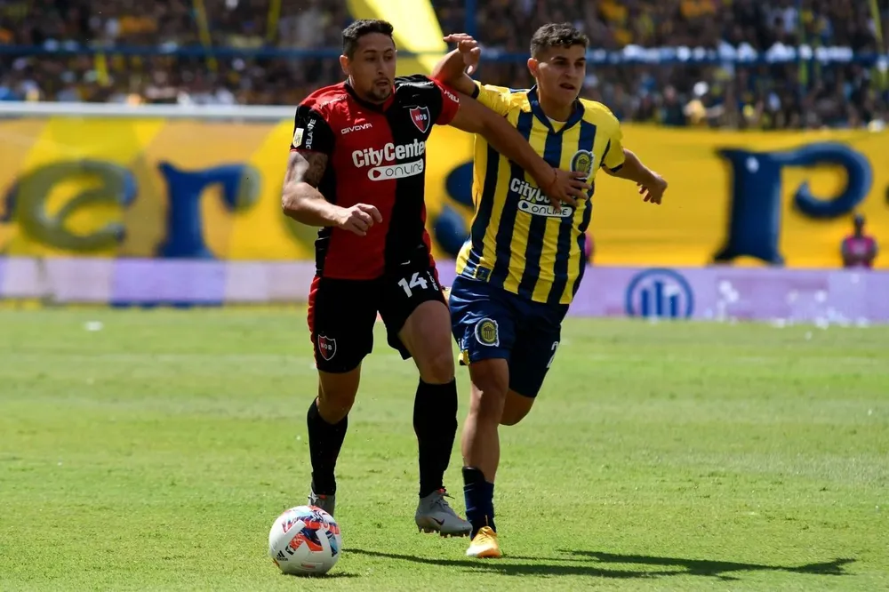 Armando Méndez jugando el clásico rosarino con la camiseta de Newells O]ld Boys