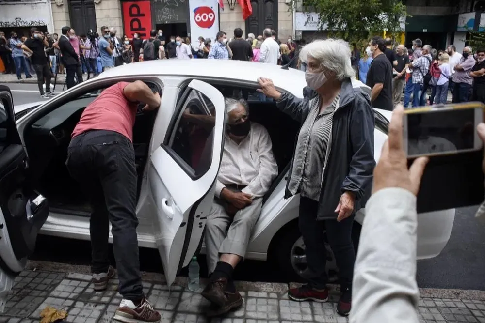 Mujica y Topolansky fueron a despedir a Bonomi a la sede del MPP.