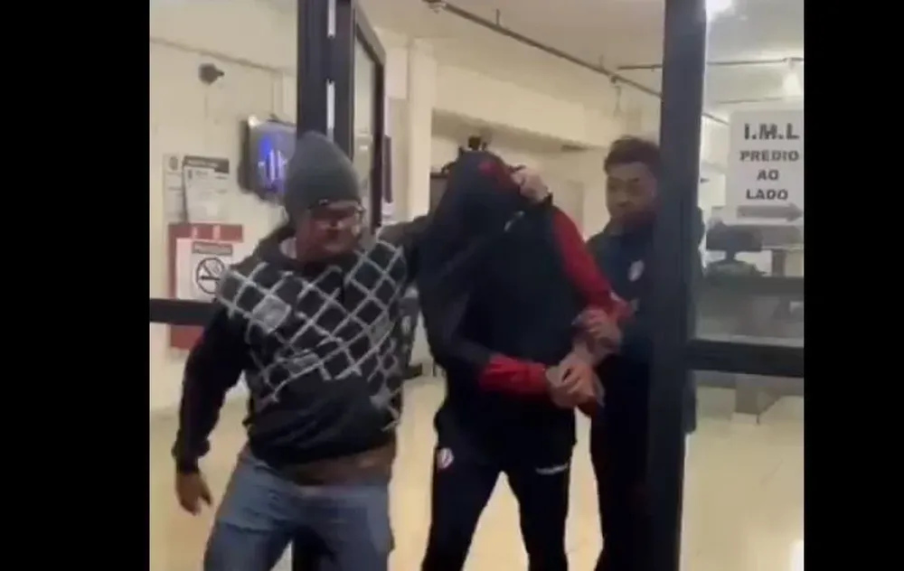 Sebastián Avellino al salir de la comisaría