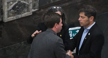 Axel Kicillof en el velatorio de José Mujica