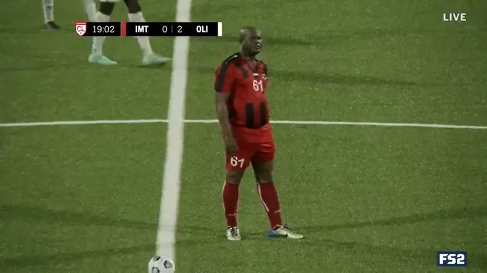Ronnie Brunswijk en el partido ante Olimpia de Honduras