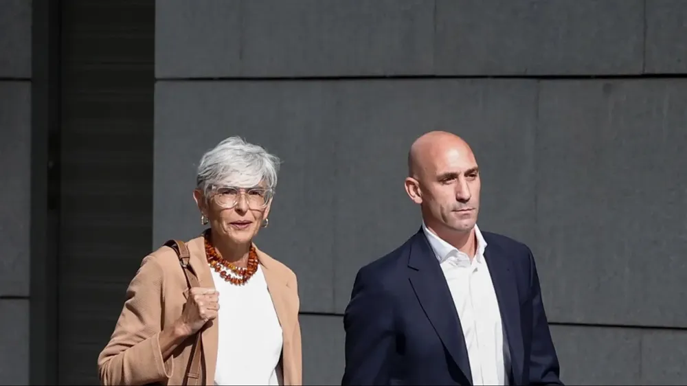 Luis Rubiales llega a la Audiencia junto a su abogada, Olga Tubau.