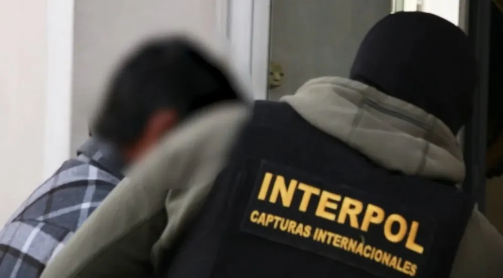Oficial de Capturas Internacionales de Interpol. (Archivo)