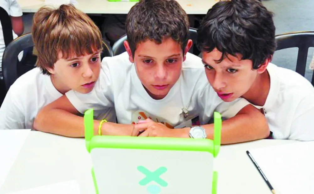 Niños uruguayos con una ceibalita