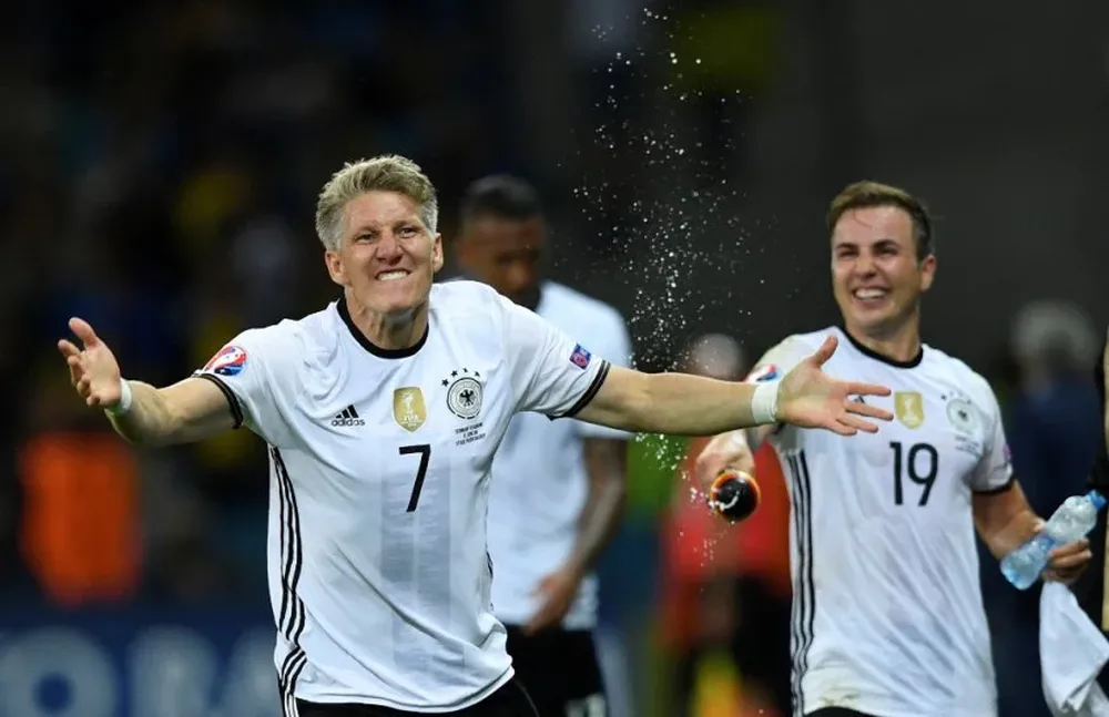 Bastian Schweinsteiger, marcó el gol que aseguró el triunfo de Alemania ante Ucrania por la Eurocopa