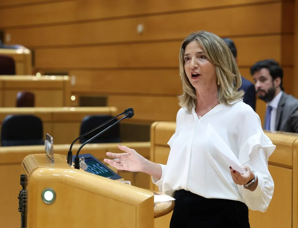 La portavoz del Partido Popular en el Senado, Alicia García, interviene durante una sesión plenaria en el Senado,