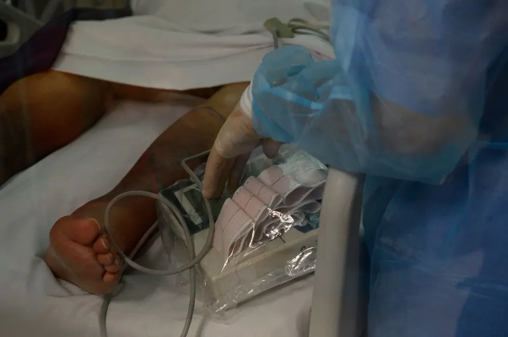 Investigarán la muerte de la paciente hallada caída de su cama. Foto de Archivo