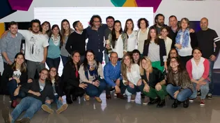 El equipo de Notable festeja en la entrega de premios