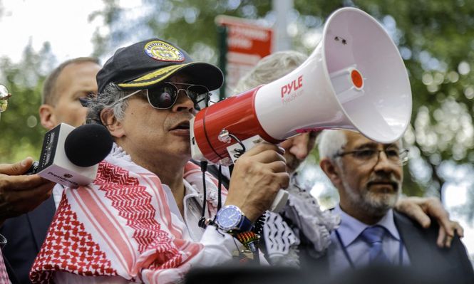 Gustavo Petro habló con un megáfono frente a la sede de la ONU en Nueva York