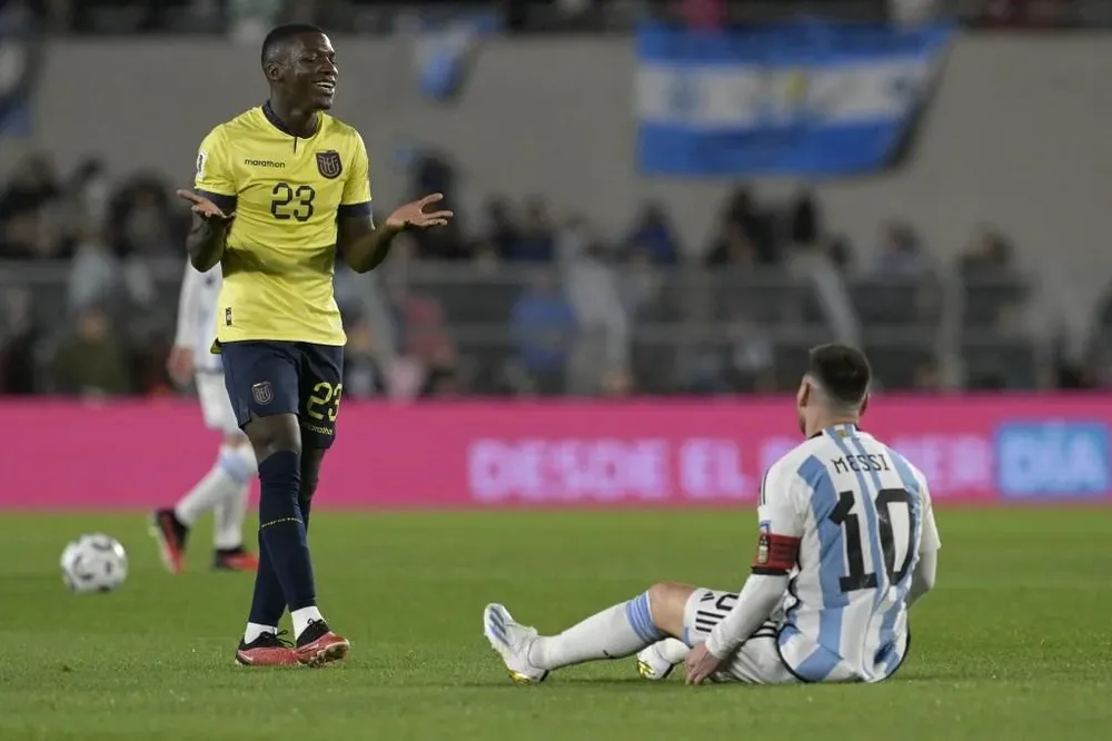 Moisés Caicedo ante Messi