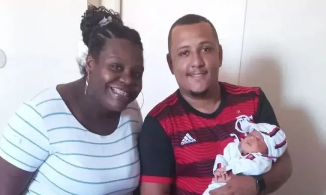 La pareja con su hijo recién nacido