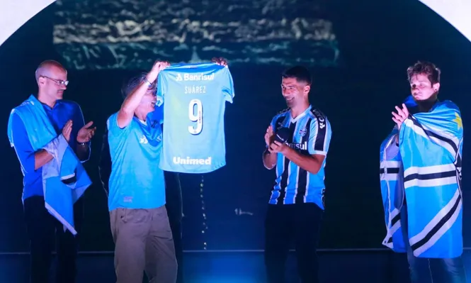 Luis Suárez en su presentación en Gremio recibe la camiseta de manos de Atilio Ancheta