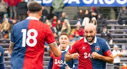 Pablo Lacoste celebra uno de los goles que anotó con Albion en Segunda División en 2025