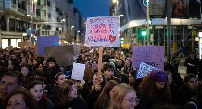 8M en España: miles de mujeres salieron a las calles y alzaron su voz a pesar de las lluvias