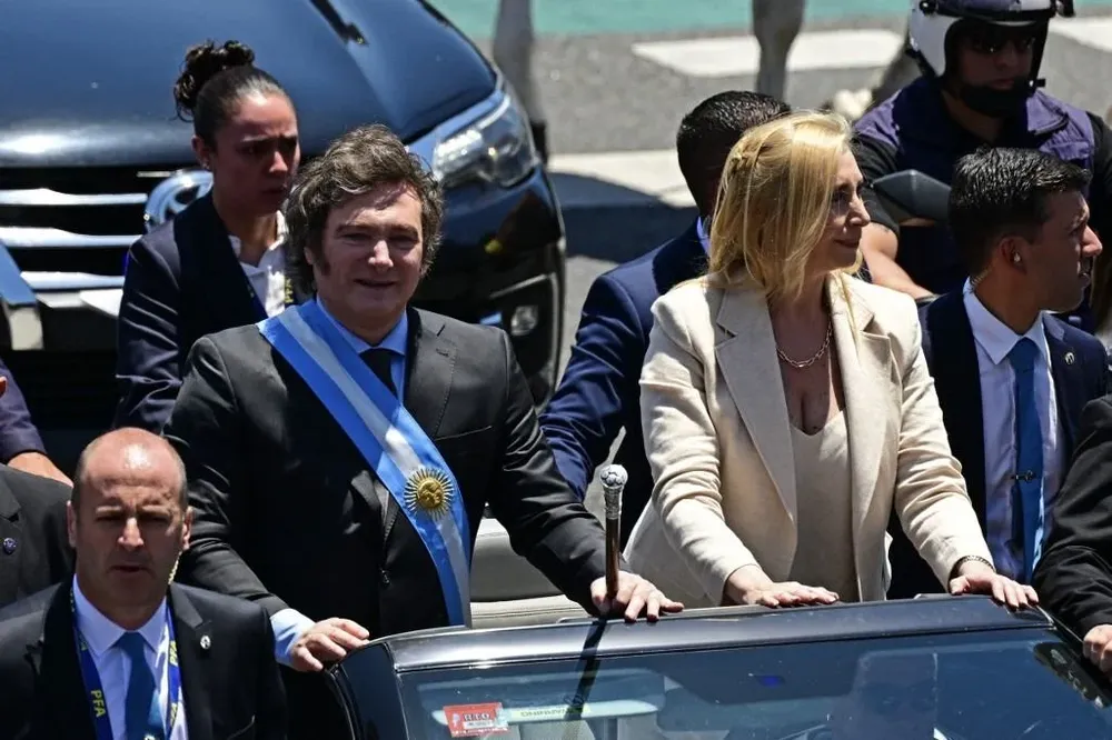 Los días frenéticos de Milei: la gente, “las luces del cielo” y la casta política