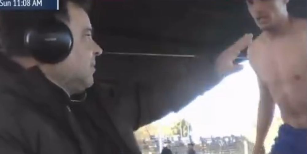 El periodista Gustavo Rodríguez intenta no ser agredido por el futbolista de Deportivo Italiano