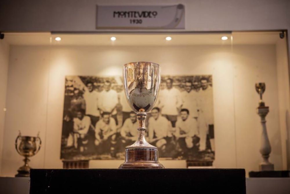 En el Museo del Fútbol se puede ver la Copa Pedro Mirassou con la que la selección de Uruguay dio la vuelta olímpica en el Mundial de 1930, ya que no le entregaron la Copa Jules Rimet