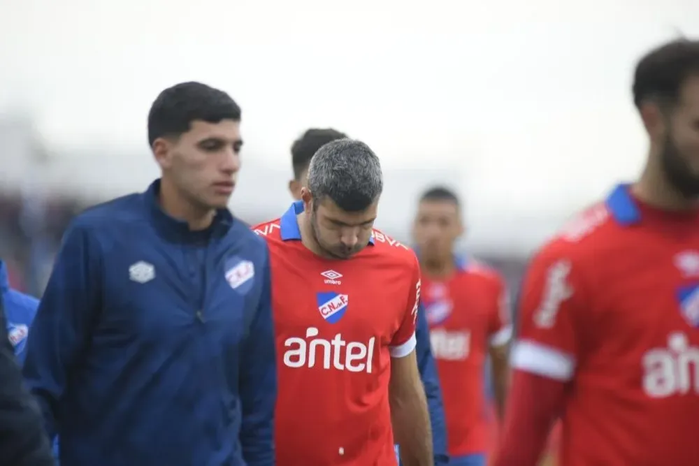 Emmanuel Gigliotti y Nacional, se retiraron con la cabeza gacha tras perder en Jardines ante Danubio