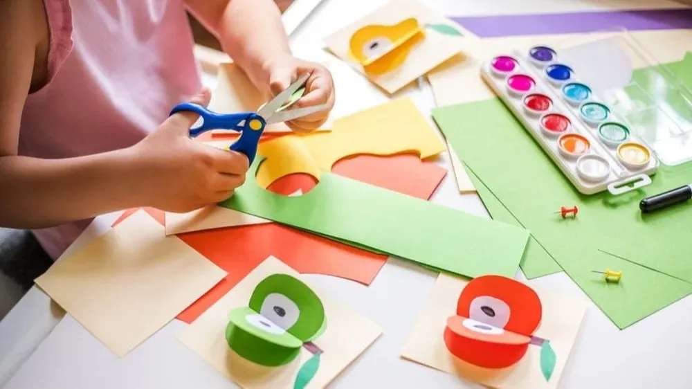 En la propuesta del aula invertida, las tareas no se hacen en casa, sino en la escuela