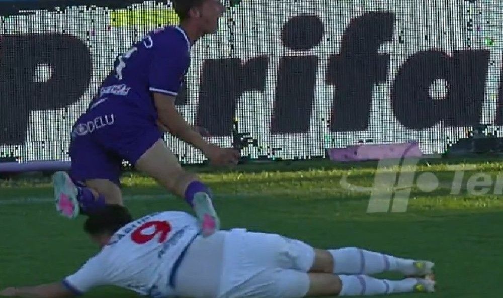 Maximiliano Gómez le entró con las dos piernas a Lucas Agazzi en el partido Nacional vs Defensor Sporting por el Torneo Clausura