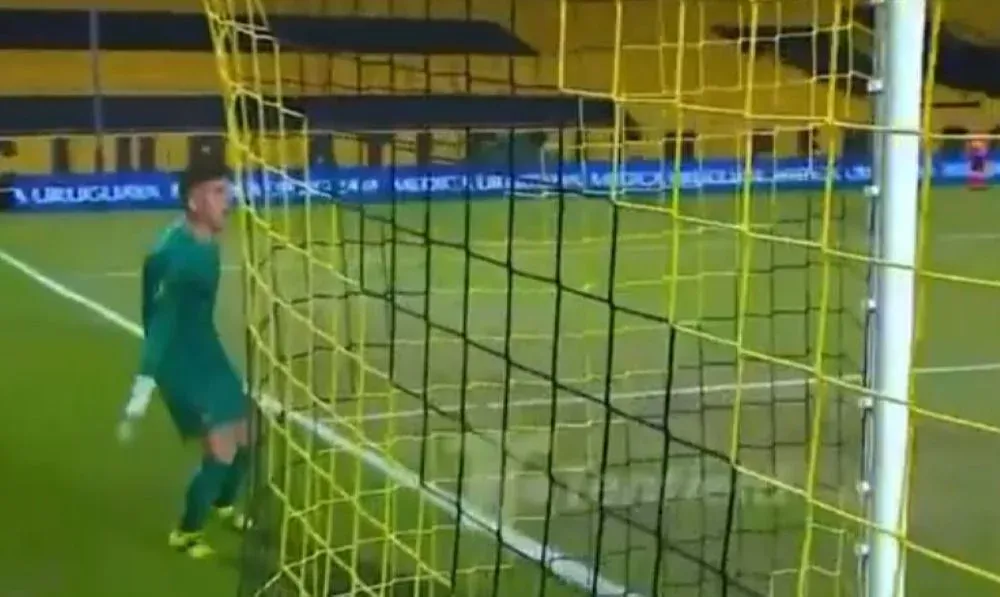 Kevin Dawson le recriminó a sus compañeros por la jugada del gol de detrás de la media cancha que recibió en el segundo minuto de adición