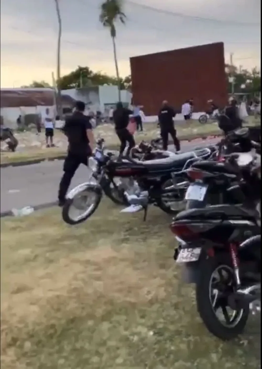 La Policía respondió ante las agresiones